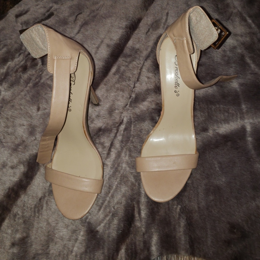 Breckelle's shoes size 6 nude - Picture 6 of 7